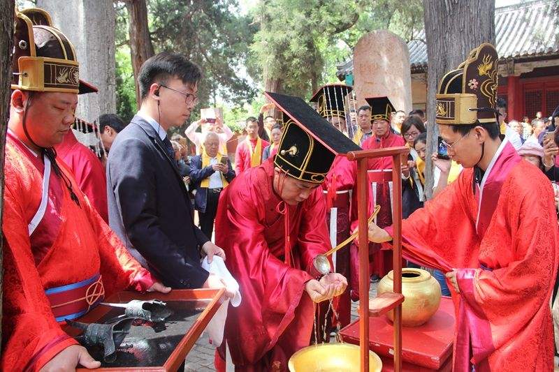 周公与灶王爷聊天记录(写一段我和灶王爷的对话)